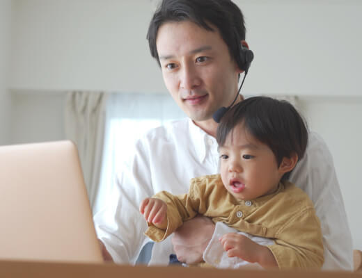 子供とオンライン会議に参加している写真